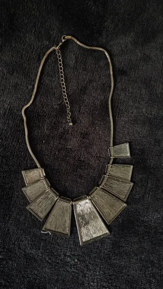 Collar Zara Metal Oscuro Moderno