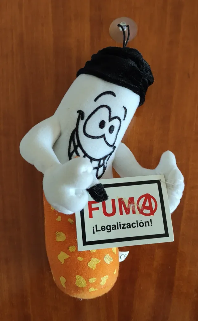 Muñequito con forma de cigarro.