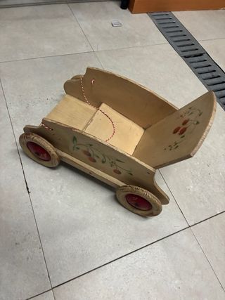 Carrito de muñecas antiguo de madera