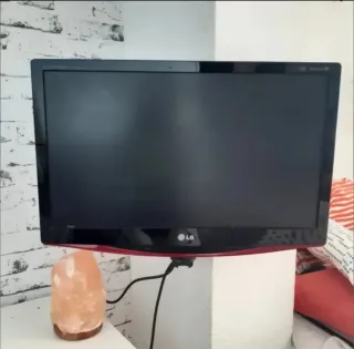 Monitor LG Negro y Rojo con brazo extensible