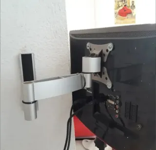 Monitor LG Negro y Rojo con brazo extensible