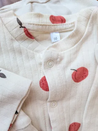Pijama bebé con gorrito estampado fruta.