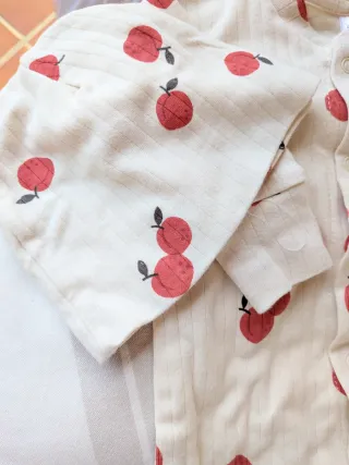 Pijama bebé con gorrito estampado fruta.