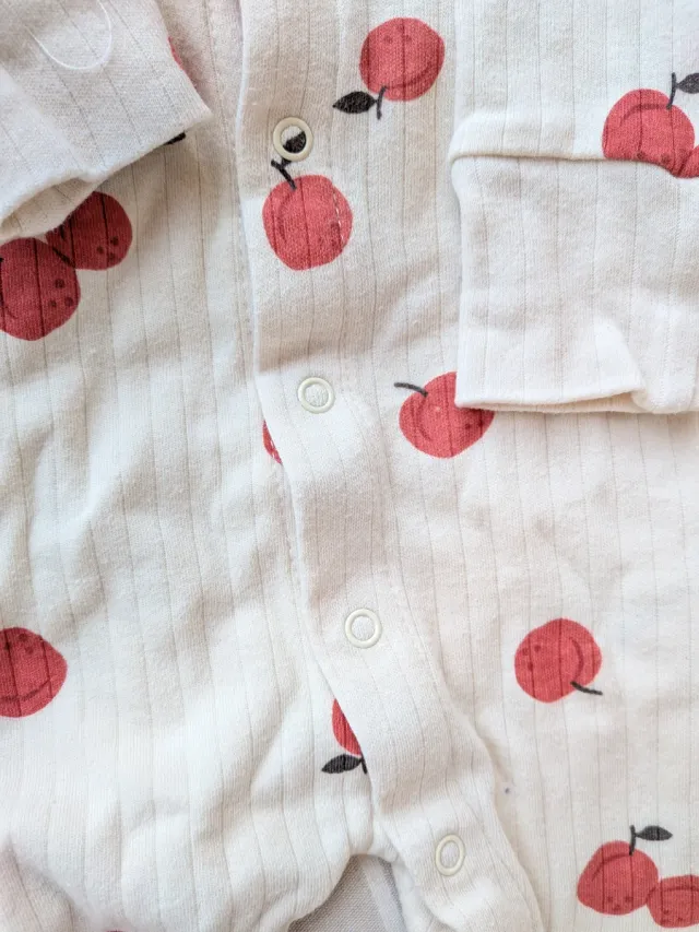 Pijama bebé con gorrito estampado fruta.