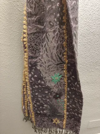 Bufanda gris con detalles verdes y flecos