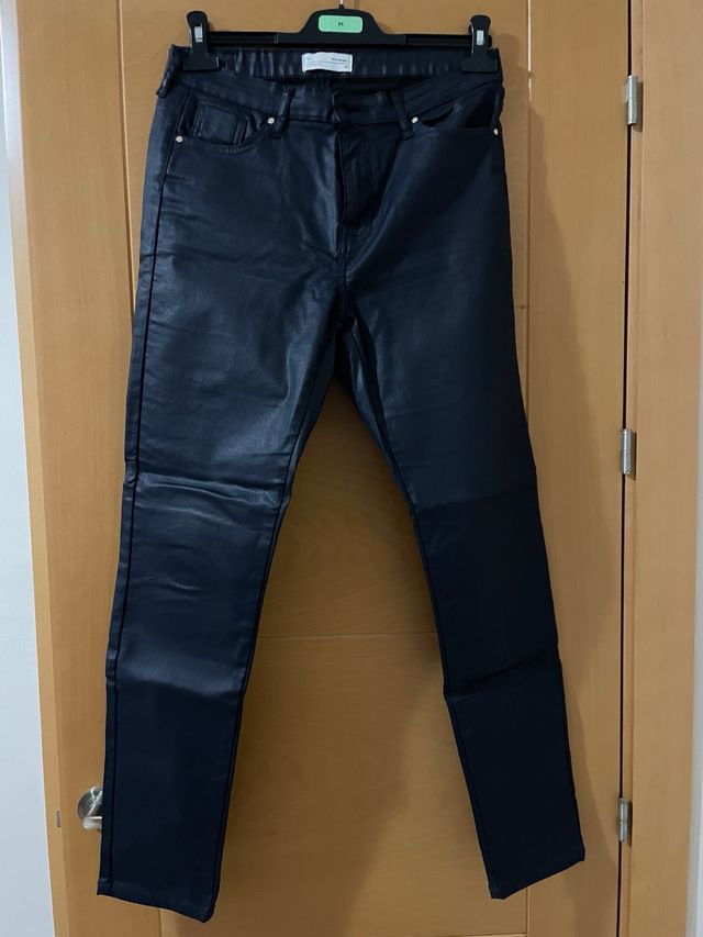 Pantalón efecto piel negro talla M