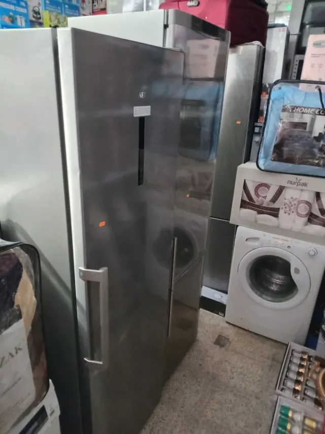 Nevera grande plateada