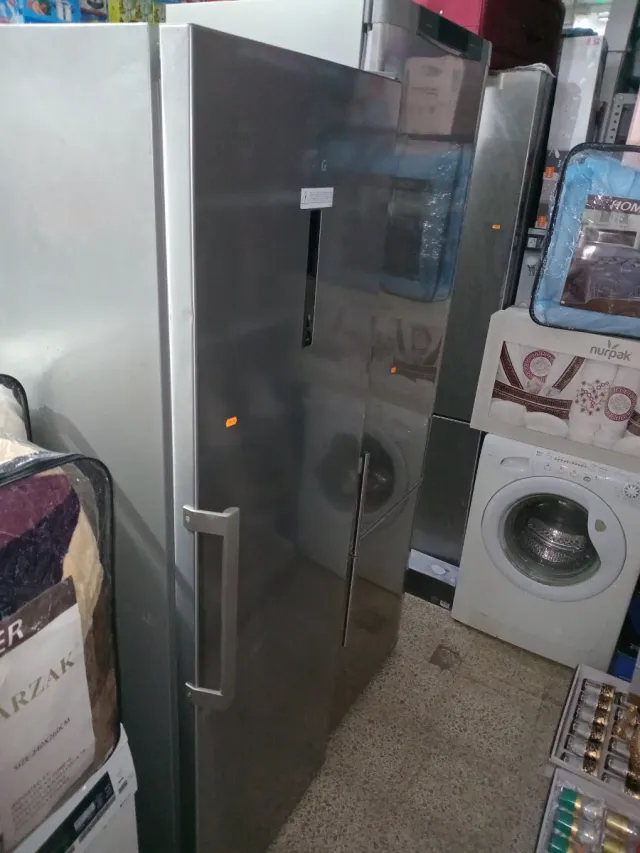 Nevera grande plateada