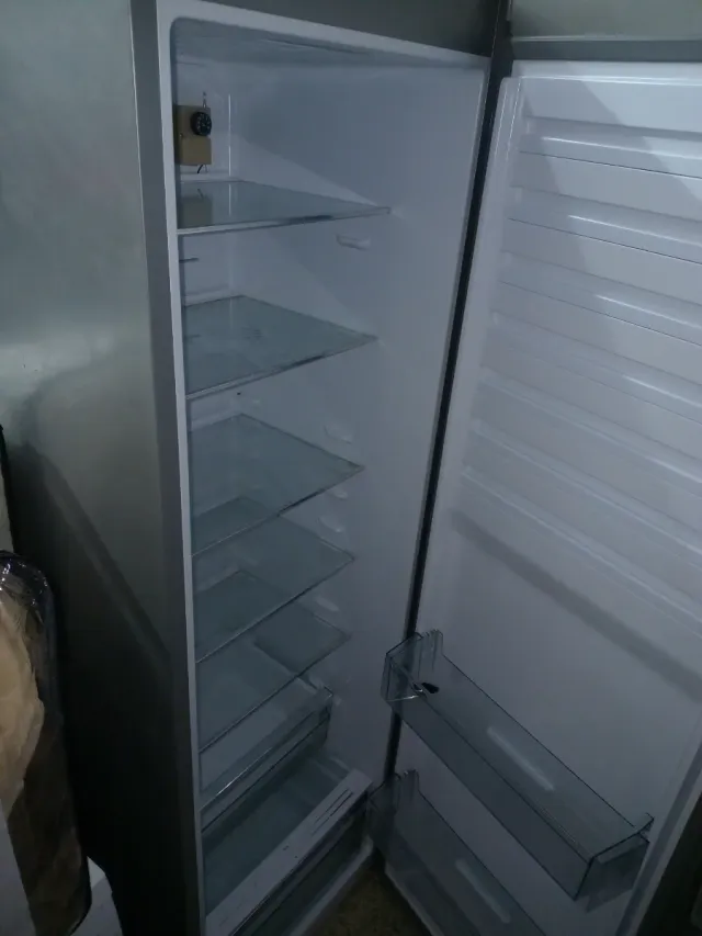 Nevera grande plateada