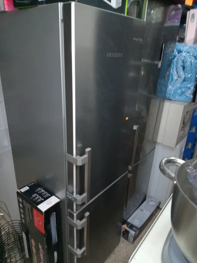 Nevera grande plateada