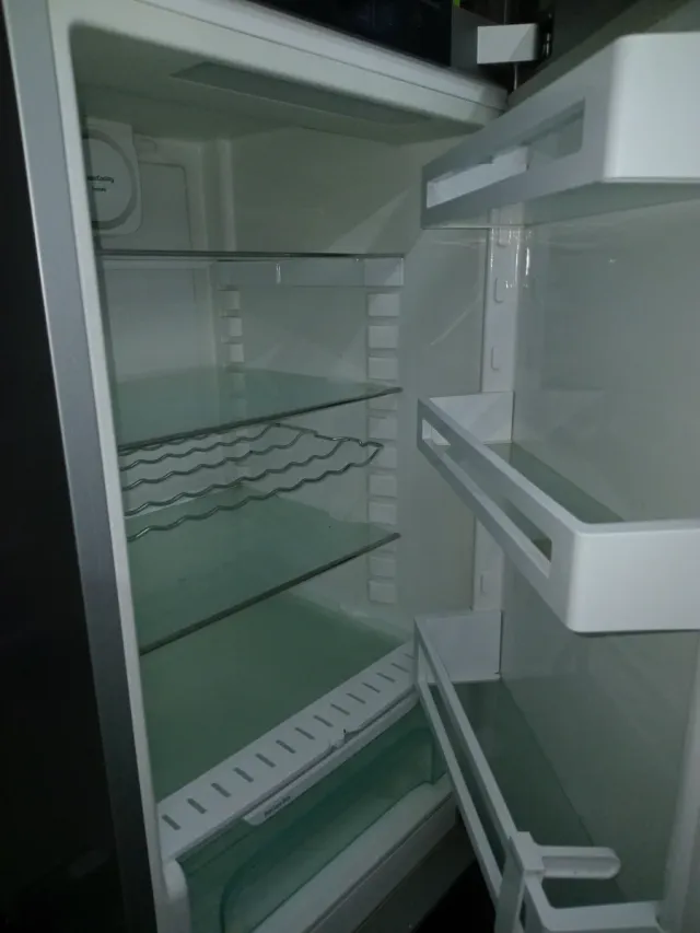 Nevera grande plateada