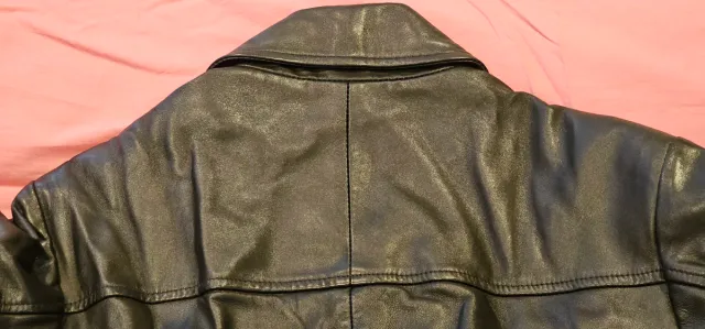 Chaqueta de piel marrón oscuro.