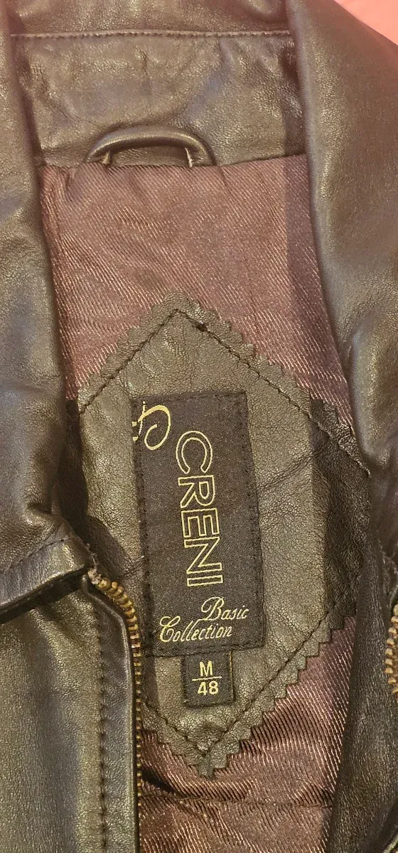 Chaqueta de piel marrón oscuro.