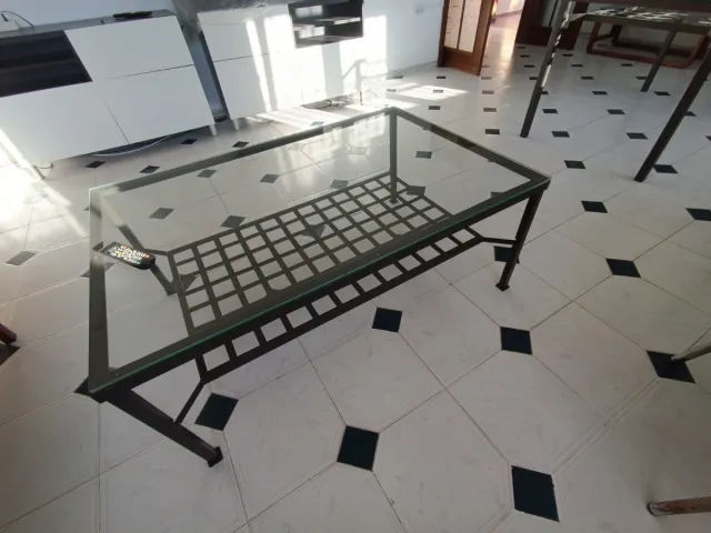 Tavolino in vetro e metallo