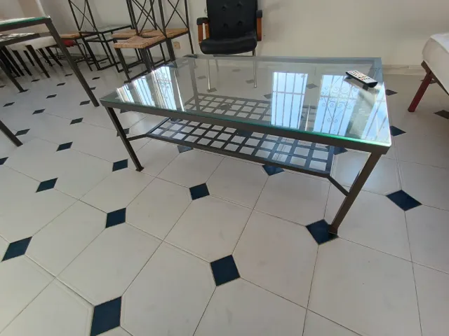 Tavolino in vetro e metallo