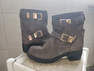 Botines sintéticos con hebillas doradas