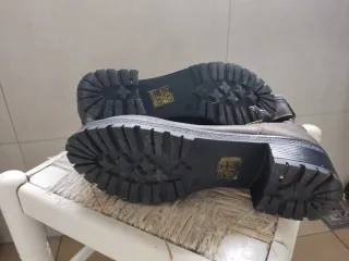 Botines sintéticos con hebillas doradas