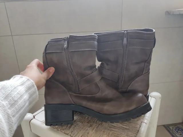 Botines sintéticos con hebillas doradas