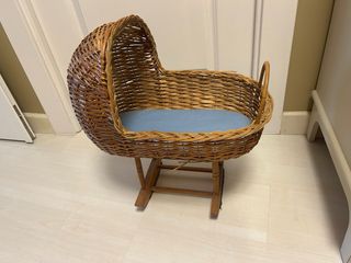 Cuna de mimbre para muñecas.