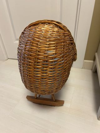 Cuna de mimbre para muñecas.