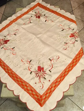 Tovaglia centrotavola ricamata