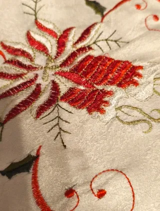 Tovaglia centrotavola ricamata