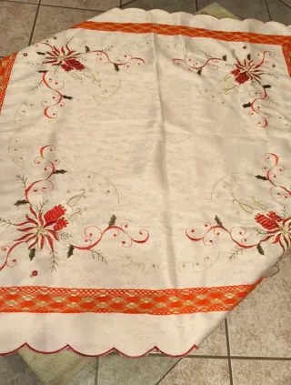 Tovaglia centrotavola ricamata
