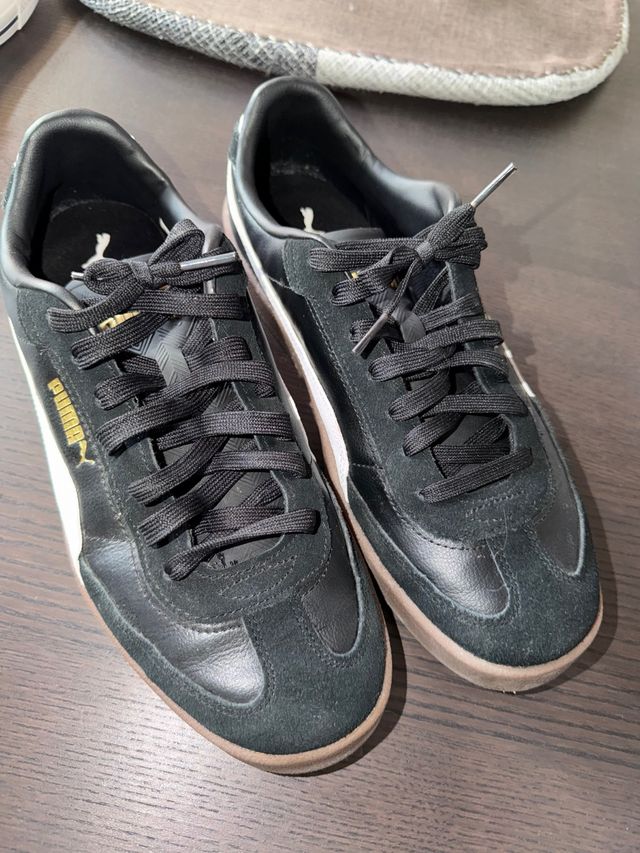 Zapatillas Puma Negras y Doradas