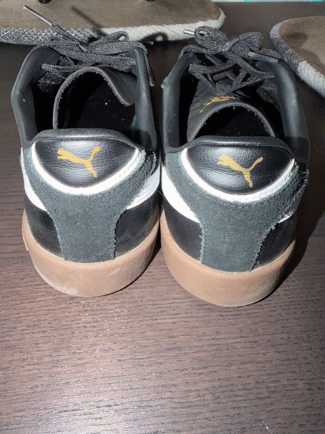 Zapatillas Puma Negras y Doradas