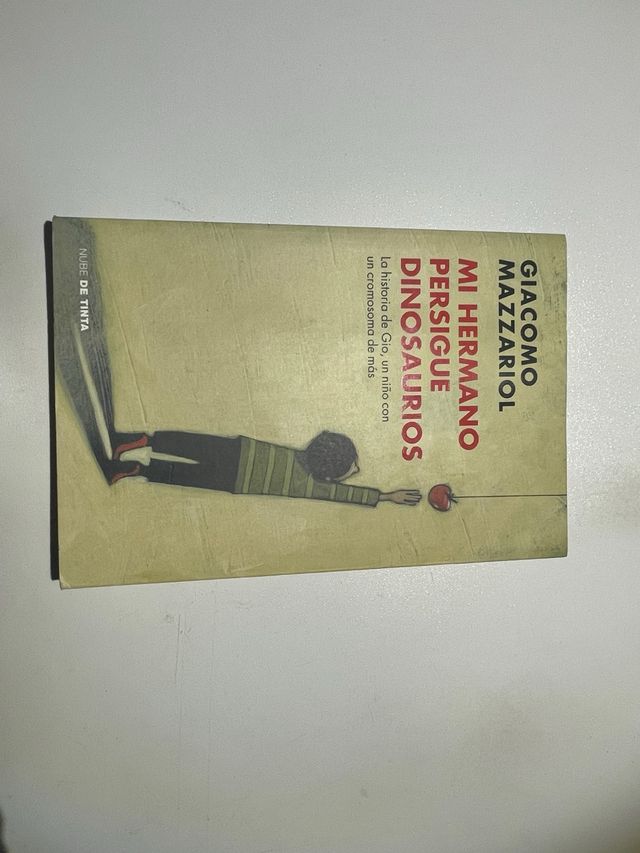 Mi hermano persigue dinosaurios