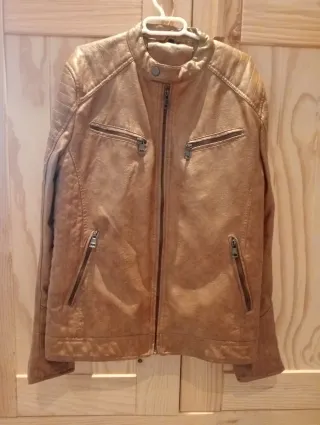 Chaqueta piel sintètica.