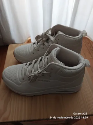 Zapatillas tipo bota Skechers Beige