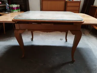 Aparador y mesa con sillas