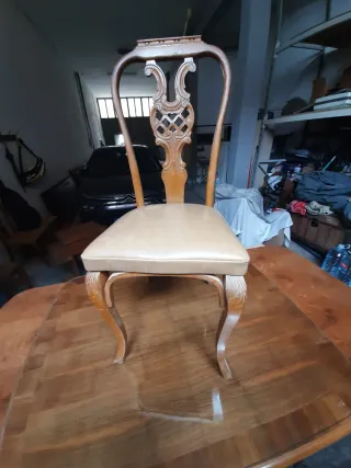 Aparador y mesa con sillas