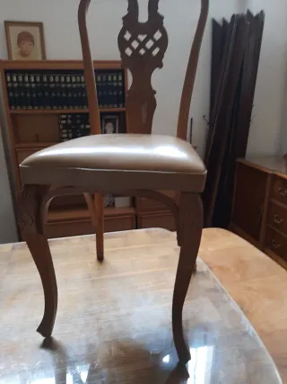 Aparador y mesa con sillas