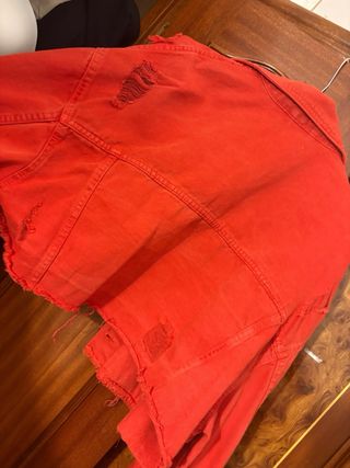Chaqueta vaquera Bershka roja