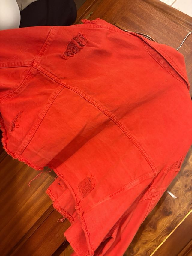 Chaqueta vaquera Bershka roja