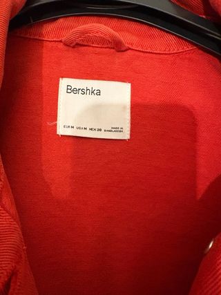 Chaqueta vaquera Bershka roja