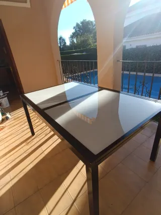 Tavolo estensibile in acciaio e cristallo