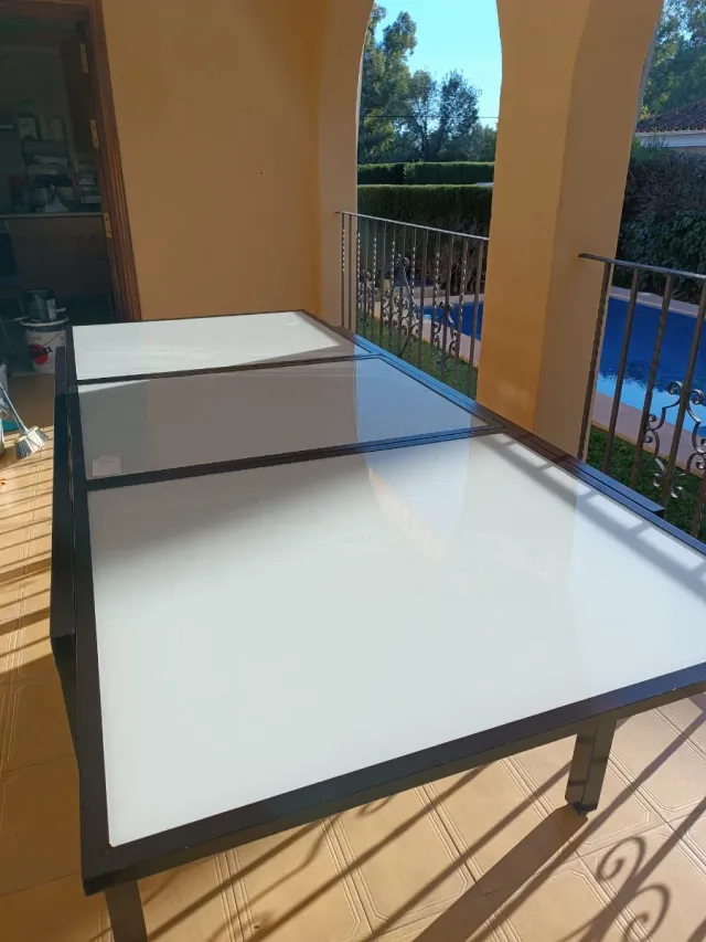 Tavolo estensibile in acciaio e cristallo