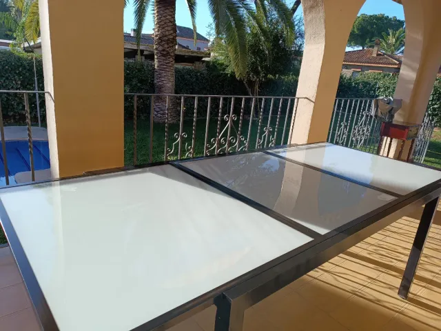 Tavolo estensibile in acciaio e cristallo