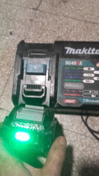Cargador Makita DC40RA 40V XGT