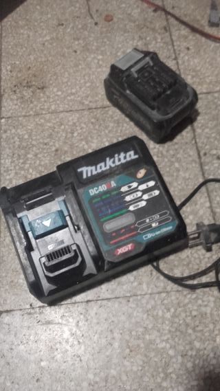 Cargador Makita DC40RA 40V XGT