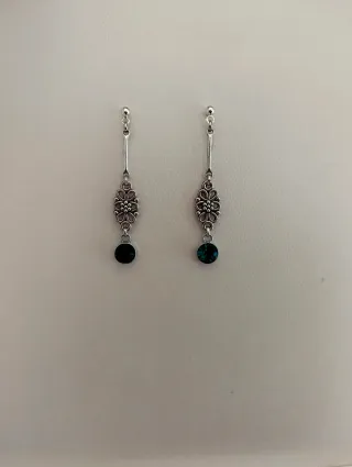 Pendientes plateados.