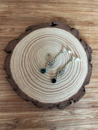 Pendientes plateados.