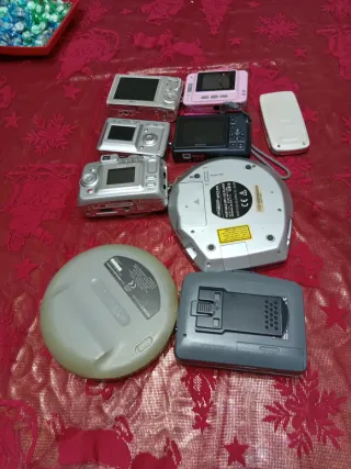 5 Fotocamere Digitali + 2 Walkman digitali