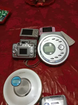 5 Fotocamere Digitali + 2 Walkman digitali