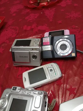 5 Fotocamere Digitali + 2 Walkman digitali