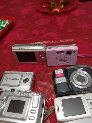 5 Fotocamere Digitali + 2 Walkman digitali