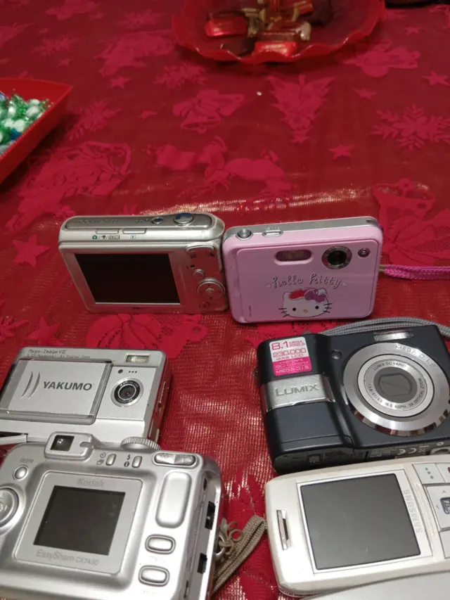 5 Fotocamere Digitali + 2 Walkman digitali